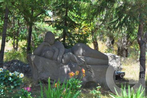 В тени деревьев