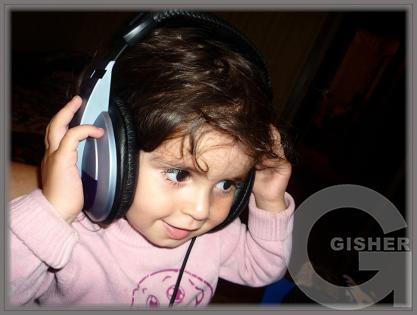 Достаточно одного ребенка, чтобы заполнить весь дом и двор музыкой!