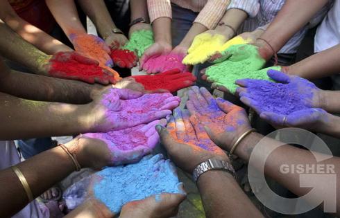 Праздник красок... Жизнь продолжается!