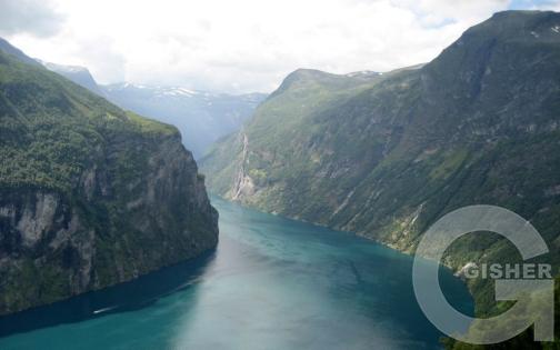 бирюза между скалами