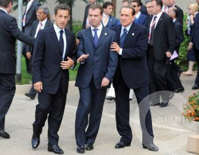 говарил же не надо было пить последный стакан ... не махай ей рукой у нее муж есть )))