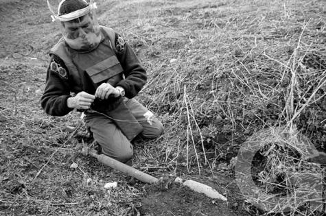 HALO Trust controlled detonation, Askeran , Nagorno Karabakh © Onnik Krikorian , Oneworld Multimedia.