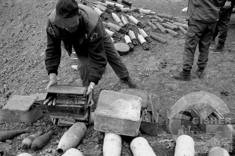 HALO Trust controlled detonation, Askeran, Nagorno  Karabakh  © Onnik Krikorian , Oneworld Multimedia.