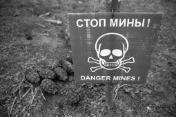 Minefield and hand grenades, Askeran, Nagorno Karabakh © Onnik  Krikorian  , Oneworld Multimedia.