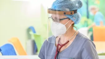 Годовалый малыш, пострадавший от насилия мачехи, остается в реанимации